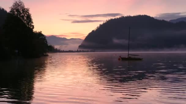 穏やかな秋のアルプスの山の湖 日の出 Wolfgangsee湖の景色 聖ヴォルフガング ザルツカンマーグート 上オーストリア — ストック動画