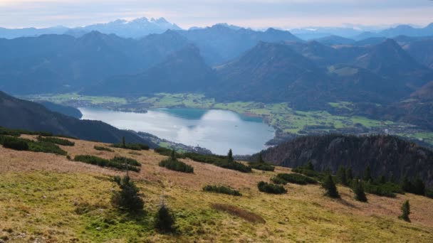 从Schafberg的观点看美丽的秋天阿尔卑斯山狼群湖 奥地利北部Salzkammergut — 图库视频影像
