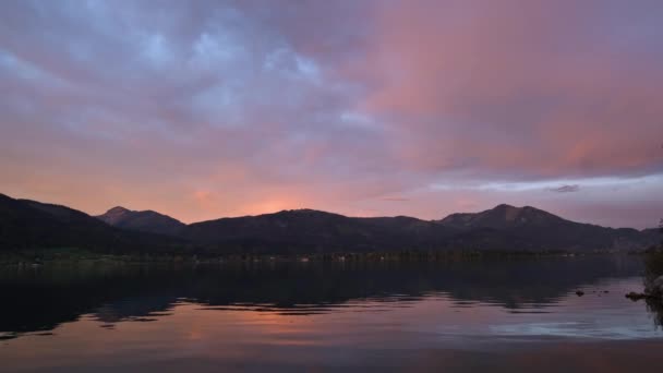 穏やかな秋のアルプスの山の湖 日の出 Wolfgangsee湖の景色 聖ヴォルフガング ザルツカンマーグート 上オーストリア — ストック動画