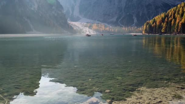Hösten Fridfull Alpin Sjö Braies Eller Pragser Wildsee Nationalpark Fanes — Stockvideo