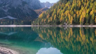 Sonbahar huzurlu Alp Gölü Braies veya Pragser Wildsee. Fanes-Sennes-Prags Ulusal Parkı, Güney Tyrol, Dolomites Alpleri, İtalya, Avrupa. Resimli seyahat, mevsimlik ve doğa güzelliği konsepti.