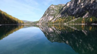 Sonbahar huzurlu Alp Gölü Braies veya Pragser Wildsee. Fanes-Sennes-Prags Ulusal Parkı, Güney Tyrol, Dolomites Alpleri, İtalya, Avrupa. Resimli seyahat, mevsimlik ve doğa güzelliği konsepti.