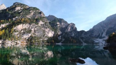 Sonbahar huzurlu Alp Gölü Braies veya Pragser Wildsee. Fanes-Sennes-Prags Ulusal Parkı, Güney Tyrol, Dolomites Alpleri, İtalya, Avrupa. Resimli seyahat, mevsimlik ve doğa güzelliği konsepti.