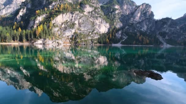 Jesienią Spokojne Alpejskie Jezioro Braies Lub Pragser Wildsee Park Narodowy — Wideo stockowe