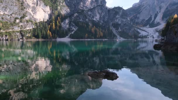 Podzimní klidné alpské jezero Braies nebo Pragser Wildsee. Fanes-Sennes-Prags národní park, Jižní Tyrolsko, Dolomity Alpy, Itálie, Evropa. Malebné cestování, sezónní a příroda krásy koncepce scény.