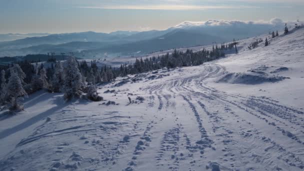 Berg Neblig Und Bewölkt Blick Morgen Gegenlicht Richtung Skigebiet Dragobrat — Stockvideo