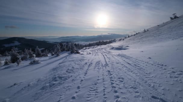 Berg Neblig Und Bewölkt Blick Morgen Gegenlicht Richtung Skigebiet Dragobrat — Stockvideo