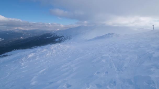 多云和多风的山景 乌克兰喀尔巴阡山脉德拉戈布拉特滑雪胜地 因为强风 相机微微抽动 — 图库视频影像