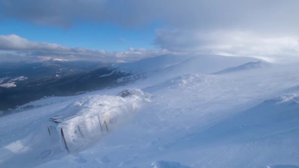 多云和多风的山景 乌克兰喀尔巴阡山脉德拉戈布拉特滑雪胜地 因为强风 相机微微抽动 — 图库视频影像