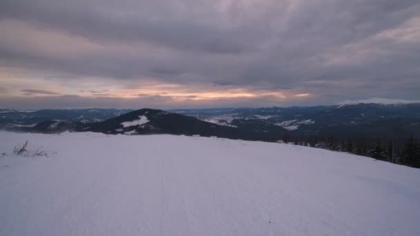 Berg Dimmig Och Molnig Morgon Snöstorm Utsikt Skidanläggning Dragobrat Karpaterna — Stockvideo