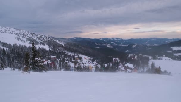 高山朦胧和多云的晨雪 乌克兰喀尔巴阡山脉德拉戈布拉特滑雪胜地 因为强风 相机微微抽动 — 图库视频影像