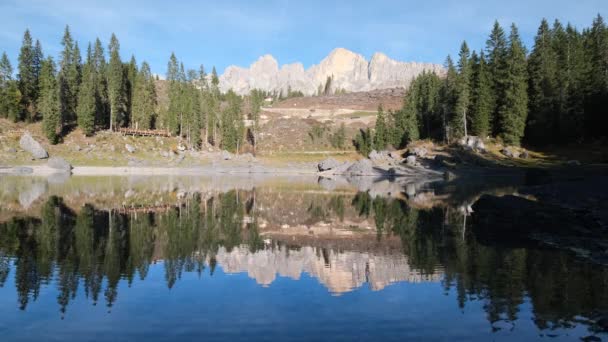 Zonnige Kleurrijke Herfst Alpine Dolomieten Bergwereld Sudtirol Italië Karersee Lago — Stockvideo