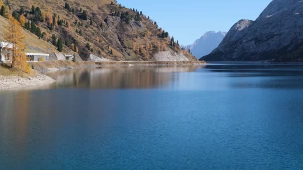 秋の高山フェダイア山湖と峠 トレンティーノ ドロマイトアルプス イタリア 絵のような旅 四季折々の自然美のコンセプトシーン — ストック動画