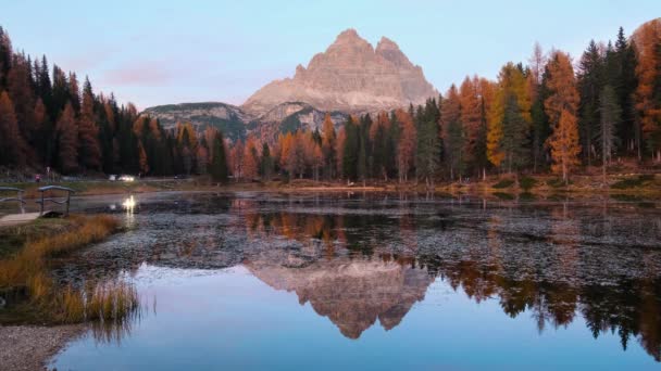Beautiful autumn evening Lake Antorno and Three Peaks of Lavaredo (Lago Di Antorno and Tre Cime di Lavaredo), Dolomites, Italy. Picturesque traveling, seasonal and nature beauty concept scene. — Stock Footage Beautiful Autumn Evening Lake Antorno Three Peaks Lavaredo Lago Antorno Royalty Free Stock Footage