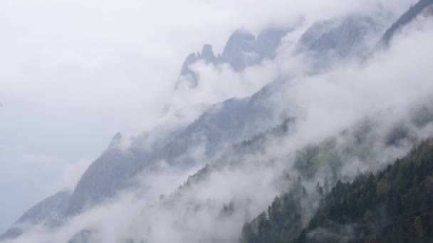 Mystieke Bewolkte Mistige Herfst Alpine Berghellingen Scene Oostenrijkse Lienzer Dolomieten — Stockvideo