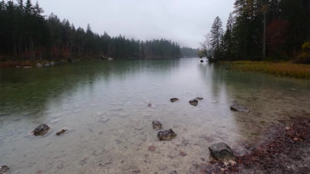 Lluvia Otoño Lago Alpino Montaña Hintersee Parque Nacional Berchtesgaden Deutschland — Vídeo de stock