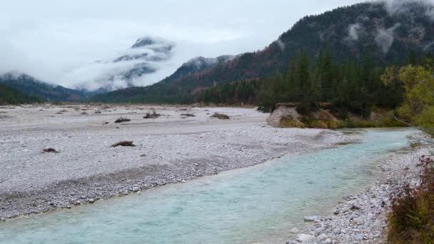 Karwendel Bavyera Prealps Isar Nehir Akışı Nda Sonbahar Bulutlu Bir — Stok video