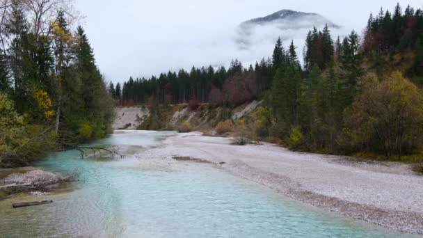 Φθινοπωρινή Συννεφιασμένη Μέρα Στο Karwendel Bavarian Prealps Isar River Flow — Αρχείο Βίντεο