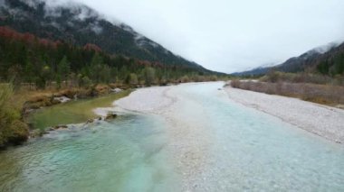 Karwendel Bavyera Prealps ve Isar Nehir Akışı 'nda sonbahar bulutlu bir gündür. Resimli seyahat, mevsimlik ve doğa güzelliği konsepti.