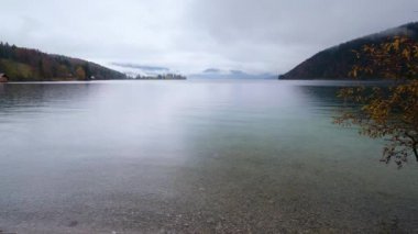 Walchensee Gölü, Kochel, Bavyera, Almanya. Resimli seyahat, mevsimlik ve doğa güzelliği konsepti.