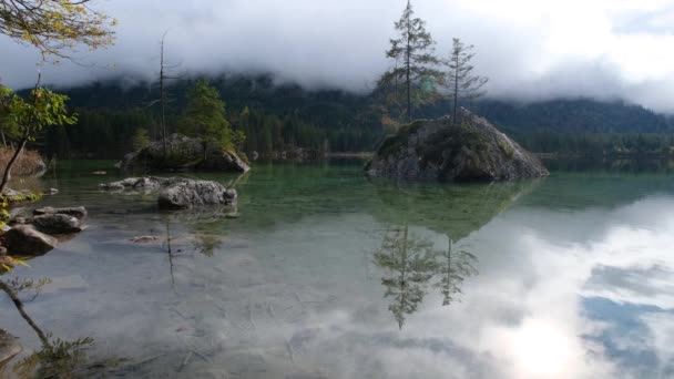高山高山秋天湖Hintersee Berchtesgaden国家公园 巴伐利亚 阿尔卑斯山 风景秀丽的旅游 季节和自然美景概念风景 — 图库视频影像