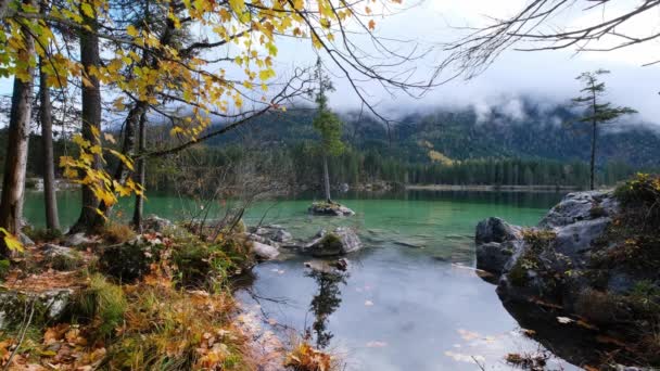 Alpiner Herbstsee Hintersee, Nationalpark Berchtesgaden, Deutschland, Alpen, Bayern, Deutschland. Malerische Reise-, Saison- und Naturschönheitskonzepte.