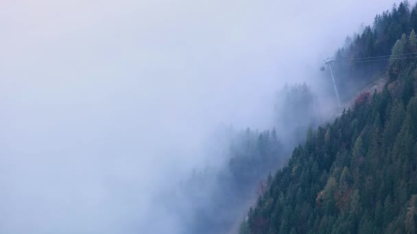 Lanovka Gondoly Pohybující Přes Horský Kopec Alpách Mlhavého Mraku Vrchol — Stock video