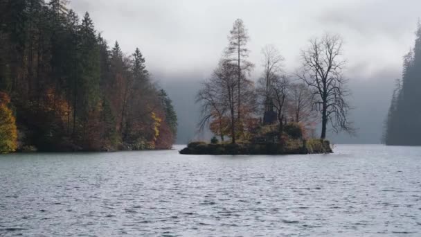 Mountain Alpine Herfst Mistige Ochtend Meer Konigssee Schonau Konigssee Berchtesgaden — Stockvideo