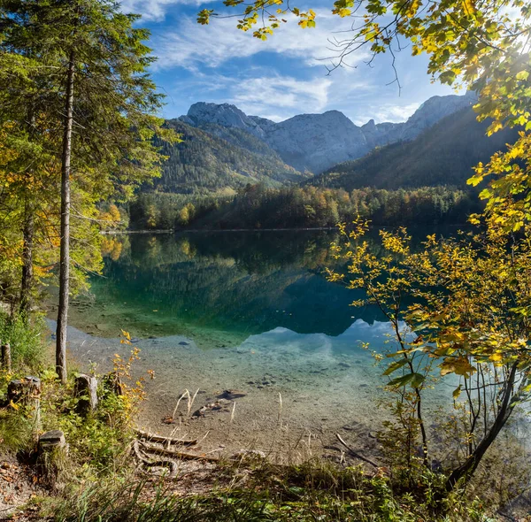 艳丽的田园诗般的五彩缤纷的秋天高山景色 平静的山湖 清澈透明的水和反思 上奥地利Langbathseen湖 有一些太阳和镜头耀斑的效果 — 图库照片