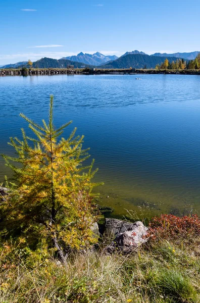 Outono Ensolarado Vista Alpina Lago Montanha Pacífica Com Água Transparente — Fotografia de Stock