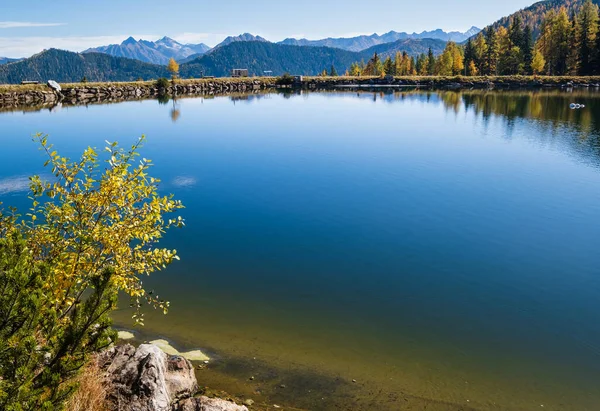 Autunno Soleggiato Vista Alpina Tranquillo Lago Montagna Con Acqua Limpida — Foto Stock