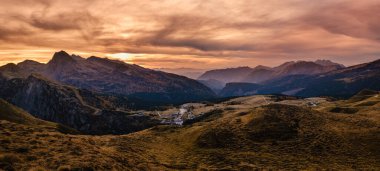 Akşam alacakaranlığı Alp Dolomitleri dağ manzarası, Trento, İtalya. Göl ya da Laghetto Baita Segantini 'nin manzarası. Resimli seyahat, mevsimsel, doğa ve kırsal güzellik konsepti.
