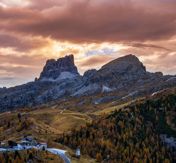가을이면 가을이 알프스 산맥이 나타난다 이탈리아 벨루노에 근처의 아름다운 — 스톡 사진