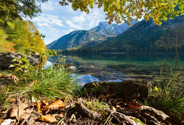 日当たりの良い牧歌的なカラフルな秋の高山の景色 透明な水と反射と平和的な山の湖 オーストリア北部のランガバス湖 — ストック写真