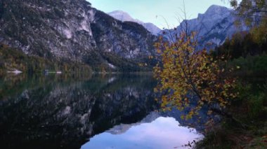 Şeffaf dalgalı su ve yansımalarıyla huzurlu bir sonbahar akşamı Alp Gölü. Almsee Dağı Gölü, Yukarı Avusturya, Alpler