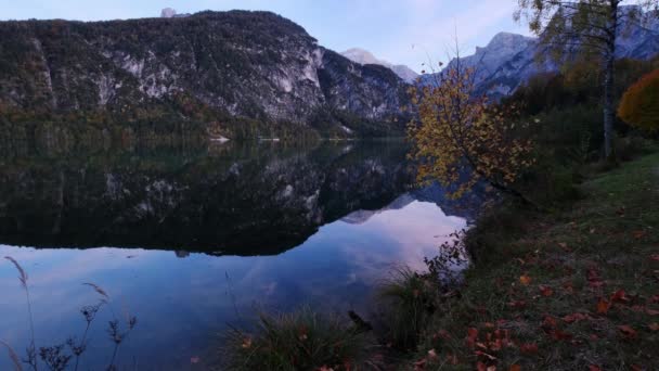 透明な水と反射と穏やかな秋の夜の高山湖 アルムゼー湖 オーストリア北部 アルプス — ストック動画