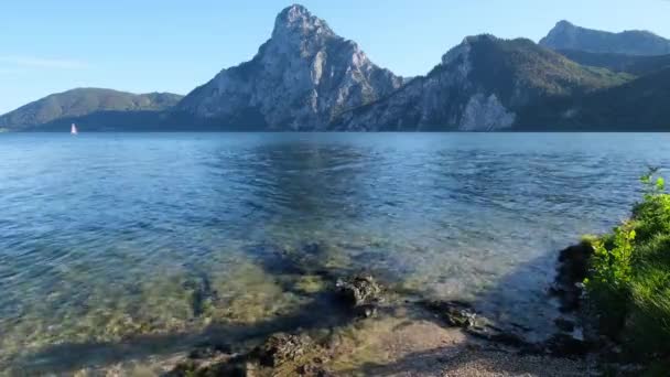 Pacífica Vista Otoño Por Mañana Lago Traunsee Con Costura Irreconocible — Vídeo de stock