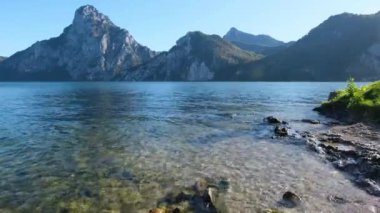 Traunsee Gölü ve Yukarı Avusturya 'daki Traunstein Dağı' na huzurlu bir sonbahar sabahı manzarası.