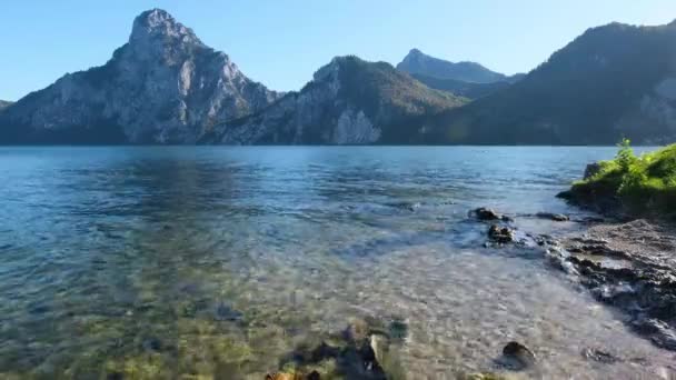 遠くのトラウンゼー湖とトラウンシュタイン山への静かな秋の朝の景色 オーストリア北部 — ストック動画