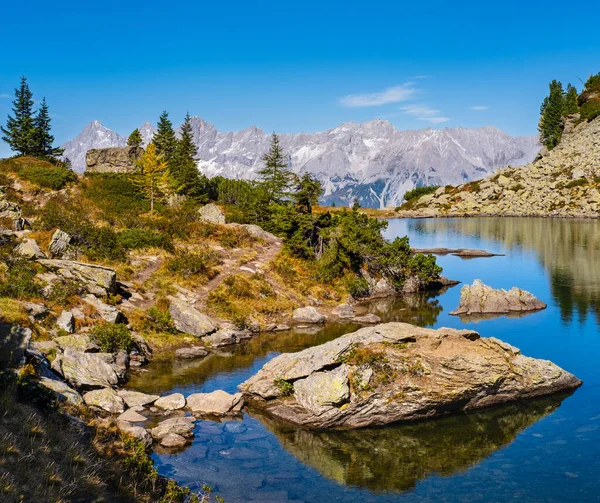Slunečný Podzimní Alpský Výhled Klidné Horské Lesní Jezero Průzračnou Vodou — Stock fotografie