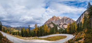 Sonbahar sabahı Dolomitler dağ manzarası. Barışçıl Valparola Yolu Manzarası, Belluno, İtalya. Resimli seyahat, mevsimlik ve doğa güzelliği konsepti..