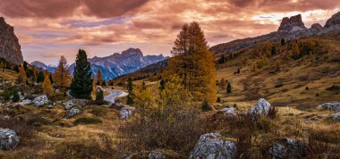 Sonbahar sabahları bulutlu Dolomitler dağ manzarası. Valparola ve Falzarego Yolu yakınlarındaki huzurlu manzara, Belluno, İtalya. Resimli seyahat, mevsimsel, doğa ve kırsal güzellik konsepti.