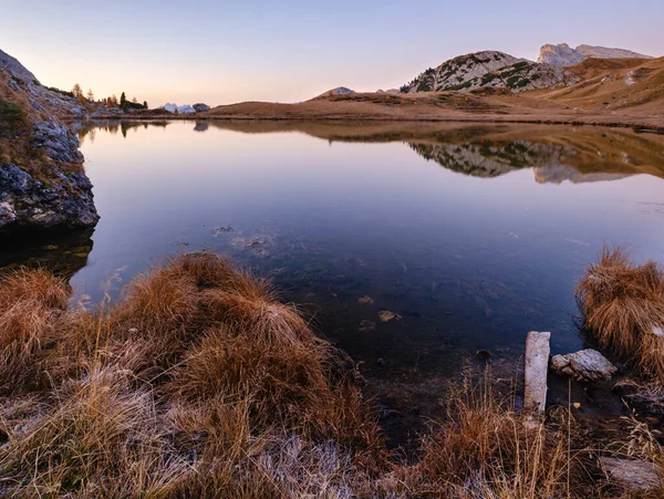 Início Manhã Outono Alpino Dolomitas Cena Montanha Passe Tranquilo Valparola — Fotografia de Stock