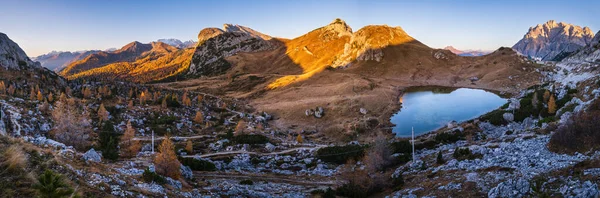 Ranní Podzimní Alpská Horská Scéna Mírumilovný Valparola Pass Lake View — Stock fotografie