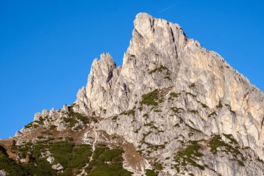 Güneşli sonbahar Alp Dolomitleri kayalık dağ manzarası, Sudtirol, İtalya. Falzarego Geçidi 'nden huzurlu manzara.