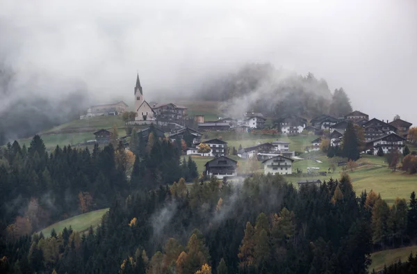 Mistyczne Pochmurne Mgliste Jesienne Zbocza Alpejskiej Wsi Austriackie Alpy Lienzer — Zdjęcie stockowe