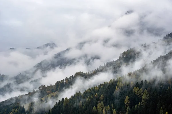 Mystieke Bewolkte Mistige Herfst Alpine Berghellingen Scene Oostenrijkse Lienzer Dolomieten — Stockfoto