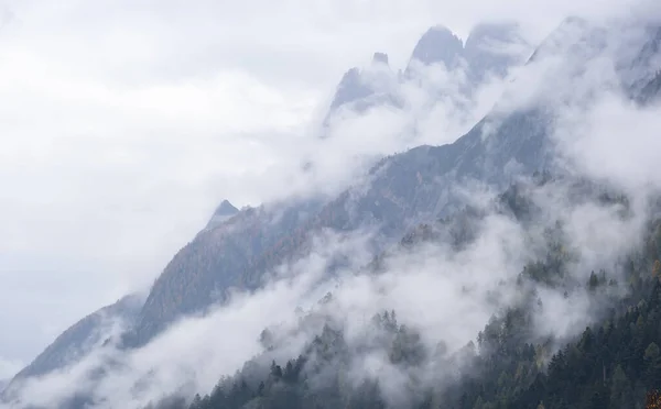 Mistik Bulutlu Sisli Sonbahar Dağ Yamaçları Sahnesi Avusturyalı Lienzer Dolomiten — Stok fotoğraf