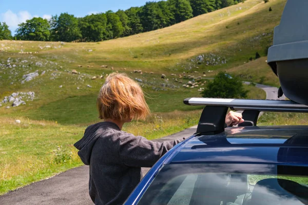 Mulher Com Carro Irreconhecível Rebanho Ovelhas Pastagem Perto Estrada Secundária — Fotografia de Stock