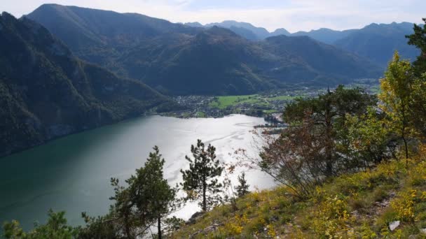 从上奥地利Kleiner Sonnstein岩石山顶看平静的秋天阿尔卑斯山 Traunsee湖和Ebensee镇 — 图库视频影像